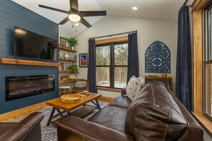 Smart-tv, een open haard en boeken