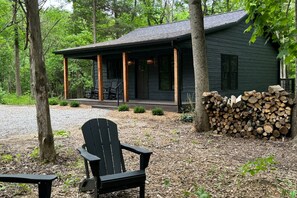 Property grounds - Modern 1BR Cabin w/ Hot Tub Near Carbondale (Carbondale)