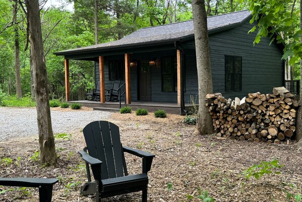 Property grounds - Modern 1BR Cabin w/ Hot Tub Near Carbondale (Carbondale)