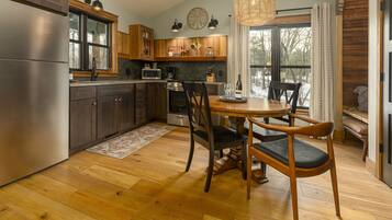 Een koelkast, een microgolfoven, een oven, een kookplaat