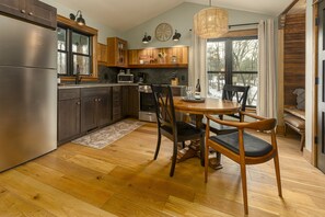 Een koelkast, een microgolfoven, een oven, een kookplaat