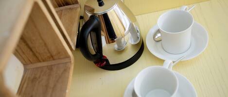 Un juego de té sobre una mesa de madera con una taza y un platillo.
