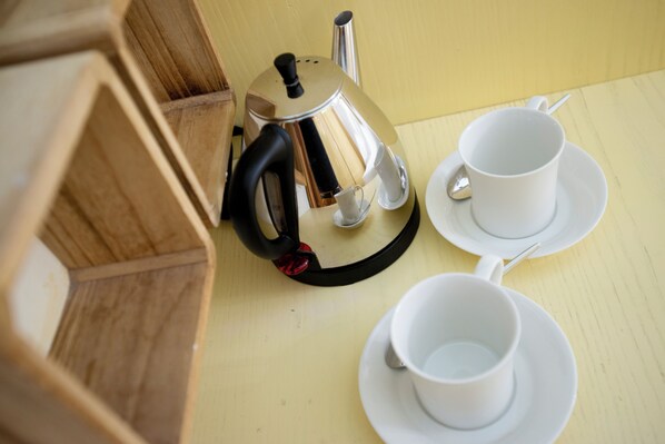 Un juego de té sobre una mesa de madera con una taza y un platillo.