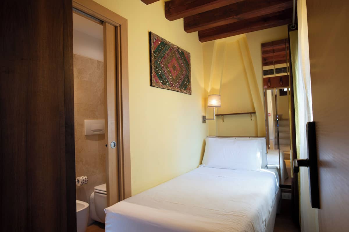 Single Room | 1 kamar tidur, minibar, brankas, dan Wi-Fi gratis