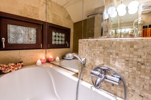 Queen Room - ground floor | Bathroom | Shower, rainfall showerhead, free toiletries, hair dryer - Ca' dei Dogi (Venice)
