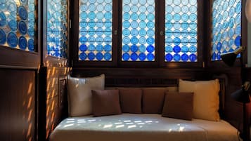 Superior Room with balcony | Vardagsrum | 32-tums LED-tv med digitalkanaler