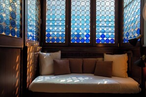 Superior Room with balcony | 客廳 | 32 吋LED 電視連數碼電視頻道