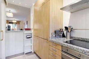 Kühlschrank, Mikrowelle, Ofen, Wasserkocher mit Kaffee-/Teezubehör