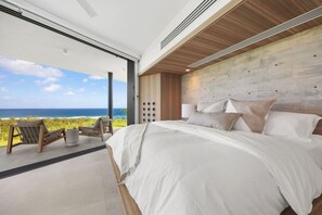 5 habitaciones, escritorio y tabla de planchar con plancha