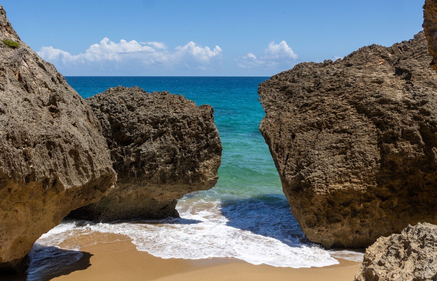 Perto da praia, espreguiçadeiras, toalhas de praia 