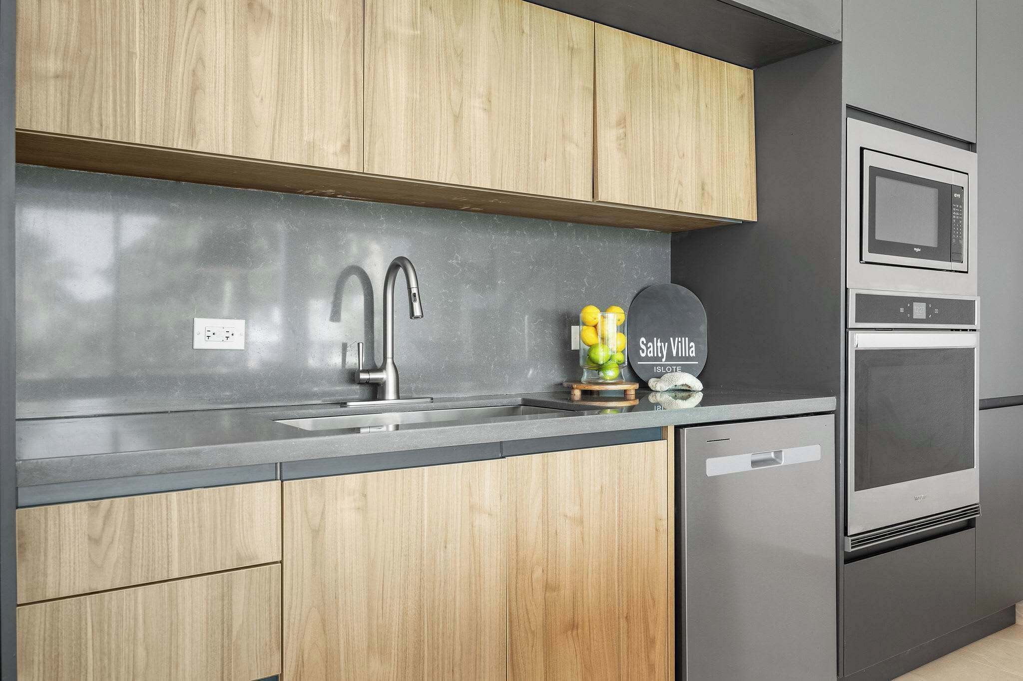 Wasserkocher mit Kaffee-/Teezubehör, Kühlschrank, Mikrowelle, Herdplatte