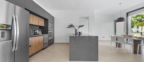 Cafeteira/chaleira, geladeira, micro-ondas, cooktop