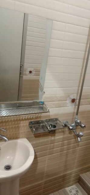 Shower, perlengkapan mandi desainer, handuk, dan sabun