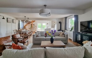 Smart-tv, eldstad och en stereo