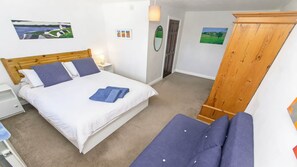 3 habitaciones, escritorio y tabla de planchar con plancha 