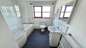 Een douche, een haardroger, handdoeken