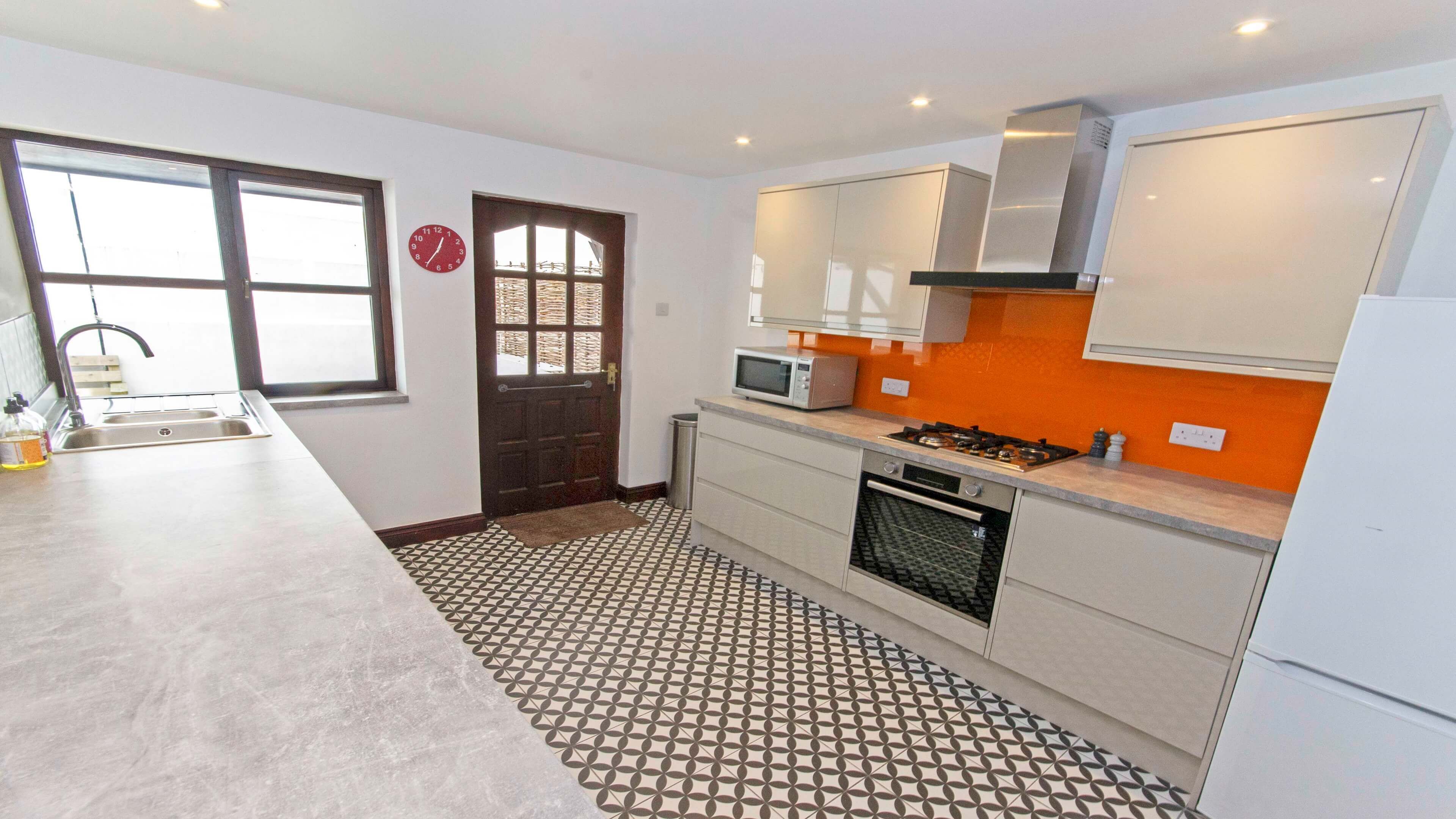 Frigorífico, microondas, horno y lavavajillas