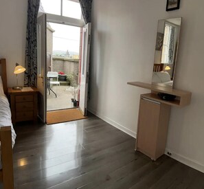 2 bedrooms, iron/ironing board, free WiFi, bed sheets - 2-bed Historic Apartment in old Town Edinburgh (Edinburgh)