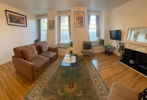 Apartment | Living area | Fireplace - 2-bed Historic Apartment in old Town Edinburgh (Edinburgh)