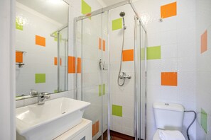 シャワー、ヘアドライヤー、タオル