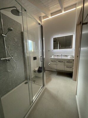 Hårføner og håndklær