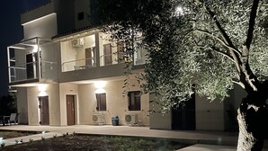 A two-story building with balconies, a tree in the foreground, and outdoor lighting. - Villa Rodelia in Roda 2bedroom nr3 (Roda)