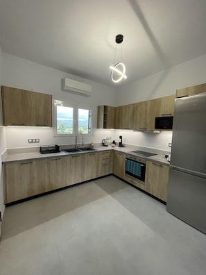 Geladeira, micro-ondas, fogão, cooktop