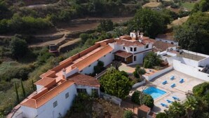 Une vaste villa dotée de nombreuses terrasses, d’une piscine et d’une végétation luxuriante.
