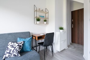 Individually furnished, desk, laptop workspace, iron/ironing board - Quintus by 3City Rentals  (Gdynia)