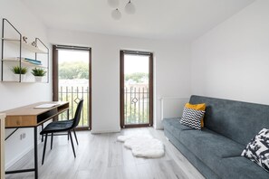 Individually furnished, desk, laptop workspace, iron/ironing board - Quintus by 3City Rentals  (Gdynia)