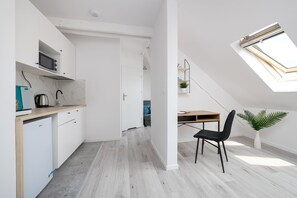 Classic-Studio | Individuell eingerichtet, Schreibtisch, laptopgeeigneter Arbeitsplatz