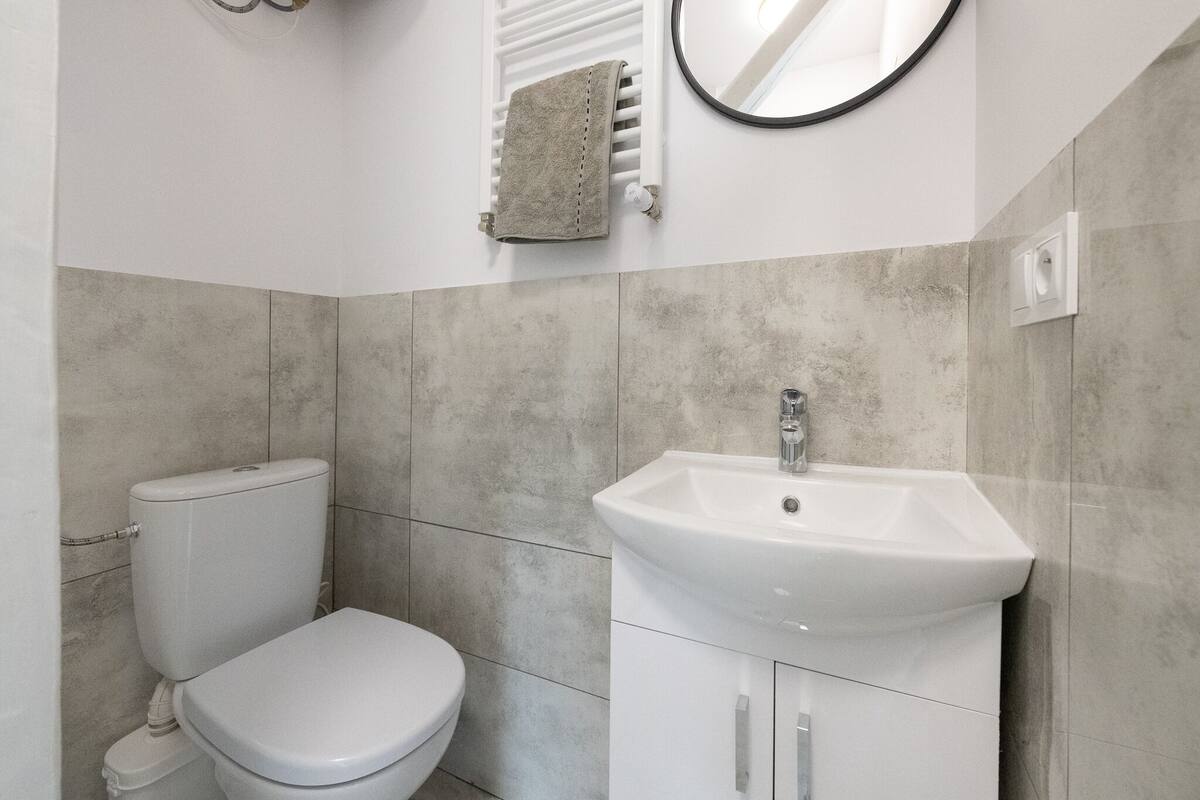 Studio | Badkamer | Een douche, handdoeken, zeep, toiletpapier