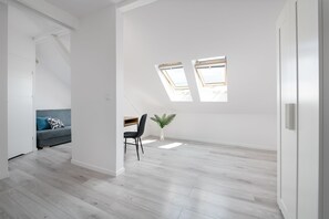 Individually furnished, desk, laptop workspace, iron/ironing board - Quintus by 3City Rentals  (Gdynia)