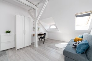 Studio | Individuell eingerichtet, Schreibtisch, laptopgeeigneter Arbeitsplatz