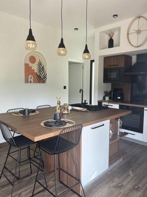 Geladeira, micro-ondas, fogão, cooktop