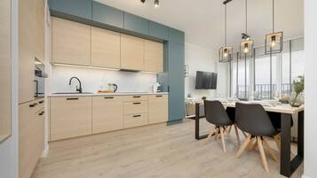 Réfrigérateur, four à micro-ondes, surface de cuisson, lave-vaisselle