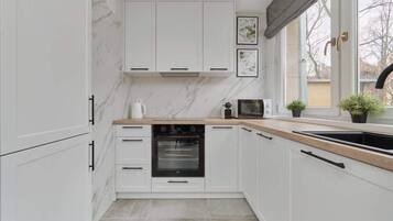 Fridge, microwave, oven, stovetop