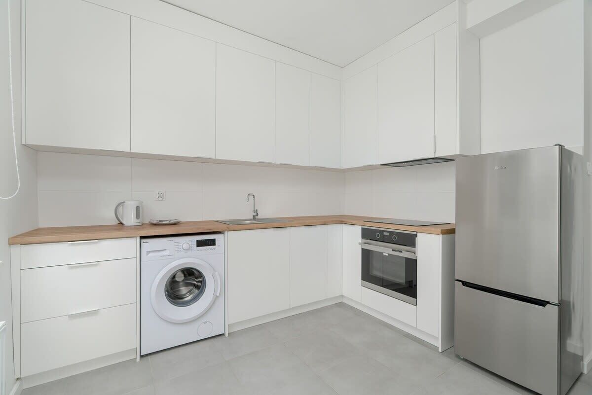 Een koelkast, een oven, een kookplaat, een vaatwasser