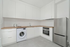 Fridge, oven, stovetop, dishwasher