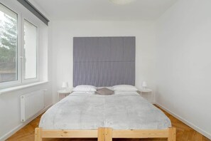 Iron/ironing board, WiFi, bed sheets