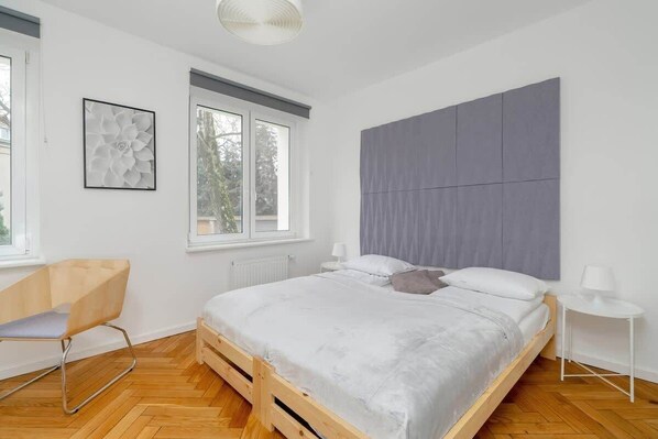 Iron/ironing board, WiFi, bed sheets