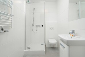 Ducha, secador de pelo, shampoo