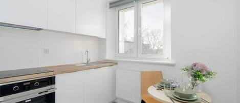 ثلاجة، فرن، موقد طهي مسطح، غسالة أطباق