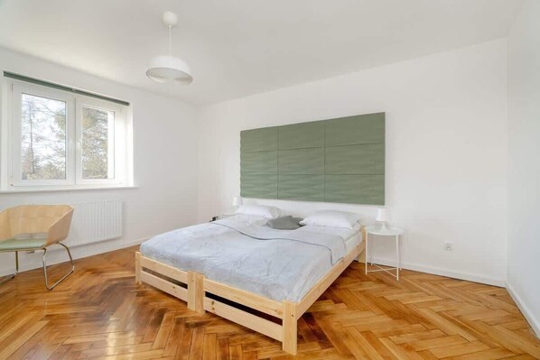 Tabla de planchar con plancha, wifi y ropa de cama 