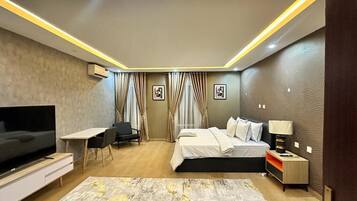 4 bedrooms, iron/ironing board, WiFi, bed sheets