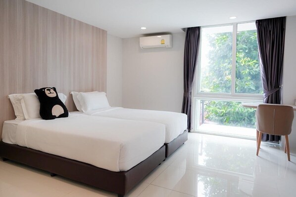 办公桌、笔记本电脑工作区、免费 WiFi、床单