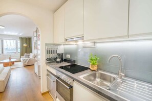 Kjøleskap, ovn, kokeplater og oppvaskmaskin