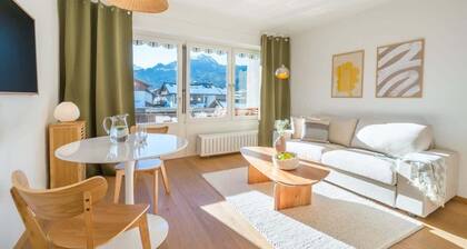 modernes Studio mit Bergblick