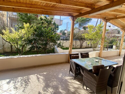 Private Home 10min away from Athens Int Airport. Beach 150meters away
