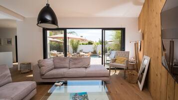 Télévision, cheminée